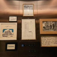 エレベーター内にはホテルの歴史が、載っています
