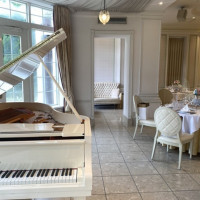 会場内の白いピアノ