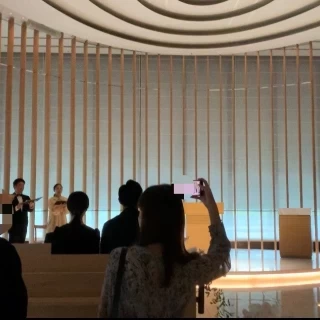 演奏者や聖歌隊がたくさんいます。