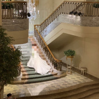 大階段で写真を撮る花嫁さんです。とても綺麗でした。