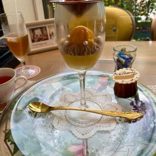 マンゴーのムースとアイス、
チョコレートのデザート