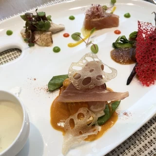 前菜、スープ、メイン料理がワンプレートで。