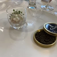 前菜のフレッシュキャビアとカンパチのマリネジャガイモムース