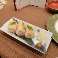 泡醤油付きの俵寿司です。