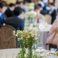 披露宴会場のテーブルの装花です。