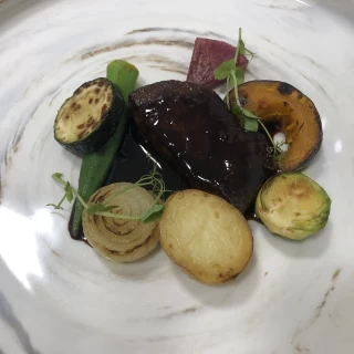 メインのお肉料理。とっても柔らかかった。