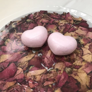 最初に出てくるお料理。お皿がとてもかわいい。
