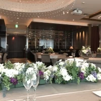 新郎新婦から見て右側。ワインセラーが特徴的。