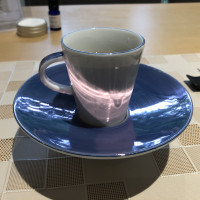 スープのカップ。実は白のカップで、下の青いお皿の色が反射