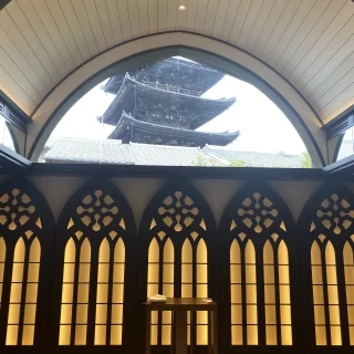 チャペルから八坂の塔が見えます
