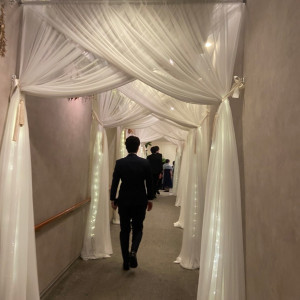 披露宴会場に向かう廊下。ここも写真など自由に飾っていいそう。|632855さんのザ クラウンパレス新阪急高知の写真(1570451)