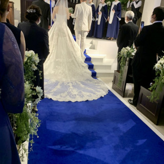 青い絨毯の上に映えるウェディングドレスが本当に素敵でした。