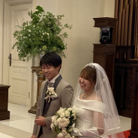 挙式会場にて新郎新婦の写真。