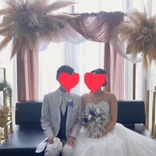 チャペルを出てすぐのオシャレな椅子の写真です