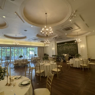 広い披露宴会場で、お庭がとても綺麗です。
