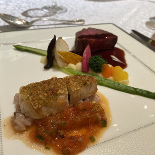 魚のアーモンド焼き、牛フィレのステーキがメイン