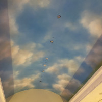 チャペルの天井の壁紙は空模様になっていて、可愛いです