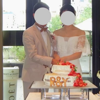 ウェディングケーキ入刀の場面です。