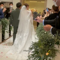 フラワーシャワーで退場