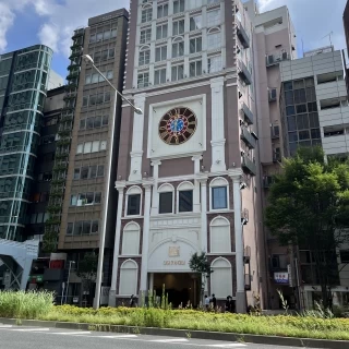 外苑前駅から出るとすぐに見つけられる立地の良さと存在感です！