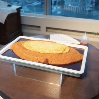 ケーキ入刀ならぬ、オムライス入刀。
