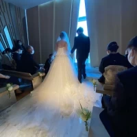 先ほどまでムービーが流れていた壁が少しずつ動き…