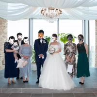 フラワーガーデンでも写真撮影。ドレスの立ち姿で写真を撮れる。
