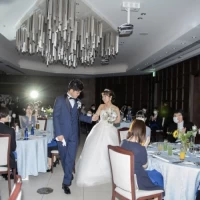 10卓のテーブル間。広さ充分。ブーケはテーブル装花とセット。