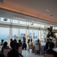 カーテンが開き、33階からの絶景が、ばん！