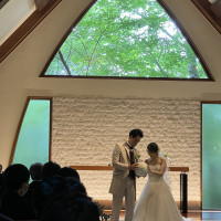 チャペルで結婚証明書へのサイン