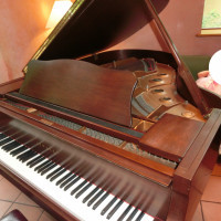 披露宴会場に設置されたピアノ