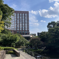 日本庭園とホテルです。