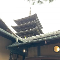 入口からの八坂の塔