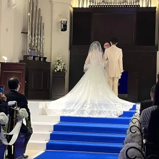 青いカーペットが印象的です。