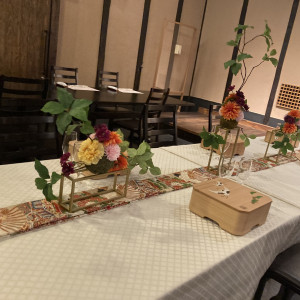 テーブルとお重とお花|633361さんの博多百年蔵（国登録有形文化財）の写真(1575511)