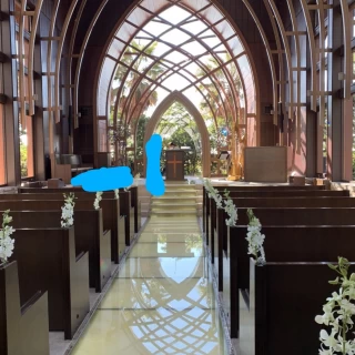 緑溢れるチャペル入口からの写真