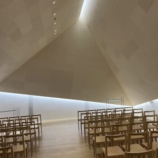 木の香りがする厳かな雰囲気のチャペル