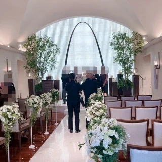 挙式にて家族で写真撮影