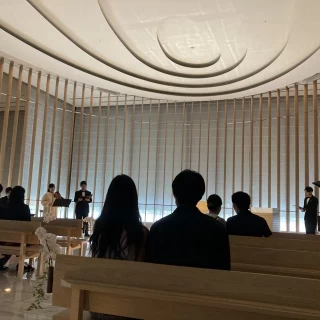 最初はブラインドが閉まっていて厳かな雰囲気です。