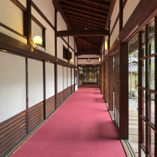 お庭が見える赤い絨毯の廊下
