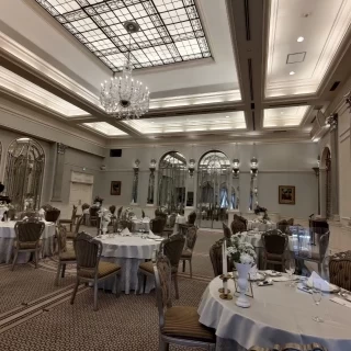 白、鏡を使った披露宴会場