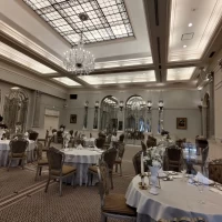 白、鏡を使った披露宴会場