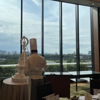 東京會舘の伝統的なケーキと披露宴会場からの景色