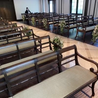 自然光の入る明るい挙式会場でした。