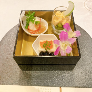 前菜が2段になって運ばれてくる。