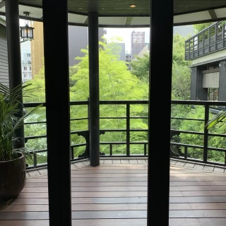 お庭となります。前撮り等、ここでも写真を撮るようです。