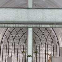 天井に続く縦の柱と横の柱で十字架が描かれています