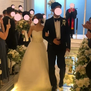 バージンロードは透明で中のお花がとても綺麗でした。