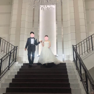 披露宴の会場中の階段です。
降りてくる時とても素敵でした。