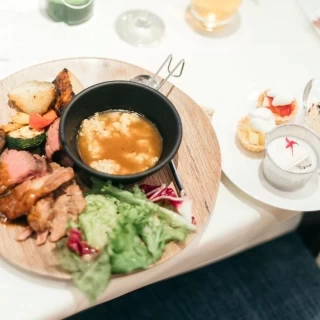 テラスにも数石ありましたが中でゆっくり食べました！